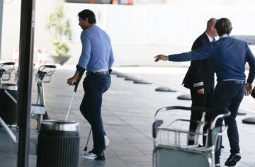Rafael Nadal con muletas tras ser operado en Barcelona.