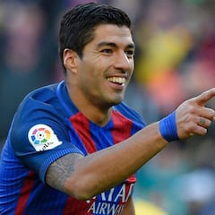 Las risas de Luis Suárez con las zapatillas de Denis Suárez