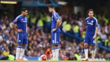 Los jugaores del Chelsea, desolados tras encajar un gol.