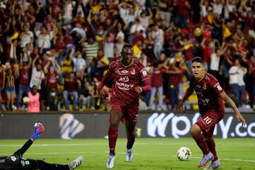 AMDEP1949. IBAGUÉ (COLOMBIA), 26/06/2022.- Juan Fernando Caicedo (c) del Tolima celebra un gol hoy, en el partido de la final de la Primera División de fútbol colombiano entre Deportes Tolima y Atlético Nacional en el estadio Manuel Murillo Toro en Ibagué (Colombia). EFE/Mauricio Dueñas Castañeda
