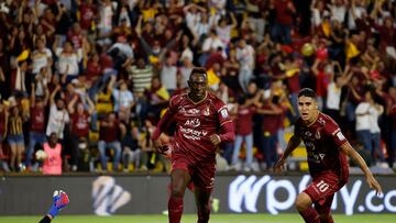 AMDEP1949. IBAGUÉ (COLOMBIA), 26/06/2022.- Juan Fernando Caicedo (c) del Tolima celebra un gol hoy, en el partido de la final de la Primera División de fútbol colombiano entre Deportes Tolima y Atlético Nacional en el estadio Manuel Murillo Toro en Ibagué (Colombia). EFE/Mauricio Dueñas Castañeda
