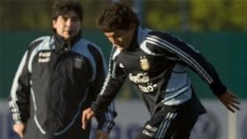 CON EL AGUA AL CUELLO. Maradona no tiene ya margen de error y debe clasificar a Argentina para el Mundial de Suráfrica en la repesca.