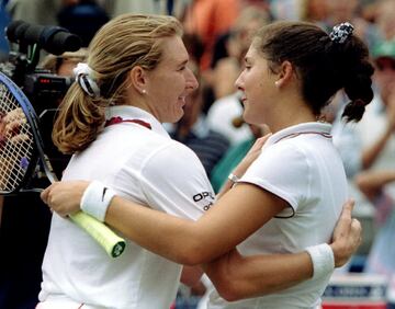 Se trata de una de las rivalidades más trágicas de la historia del tenis. A tanto llegó el entusiasmo de uno de los aficionados que este terminó apuñalando a la zurda serbia en abril de 1993, en el torneo de Hamburgo. La número uno del mundo se vio sorprendida mientras estaba sentada en la silla por un espectador que no podía soportar que le hubiese arrebatado el cetro a la tenista alemana, este ataque mantuvo a la entonces yugoslava 28 meses lejos de las pistas y devolvió el liderato a Graf.