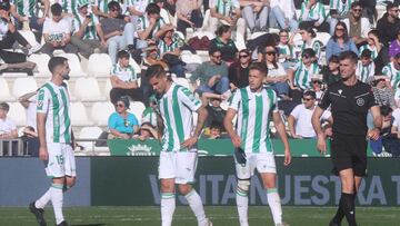 Los jugadores del Córdoba lamentan el tercer gol del Almería