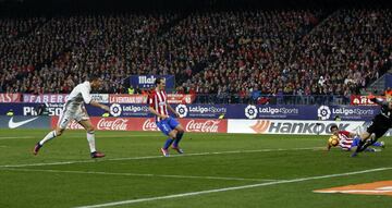 19 de noviembre de 2016. Partido de LaLiga entre el Atl¨¦tico de Madrid y el Real Madrid en el Vicente Calder¨®n (0-3). Cristiano Ronaldo marc¨® el 0-3.