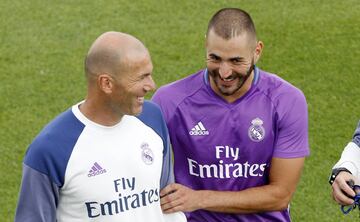 Si hay un entrenador con el que se ha sentido importante, ese es Zinedine Zidane. La relación entre ambos es de confianza plena. Se entienden a la perfección desde que ‘Zizou’ era asistente de Ancelotti. Bajo sus órdenes, hemos visto la mejor versión del delantero, que no se corta al afirmar que para él es como un hermano mayor. Recientemente, cuando al técnico le preguntaron en rueda de prensa si era el mejor delantero de la historia de Francia, Zidane no lo dudó: “Para mi, sí. Clarísimo”.