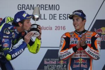 Rossi recibe el característico trofeo del GP de España. Márquez acabó tercero. 