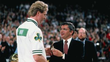 David Stern da el anillo de campe&oacute;n a Larry Bird.