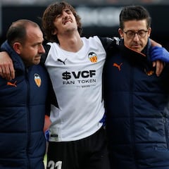 ¡Alerta Bryan Gil, se retira sin poder caminar!