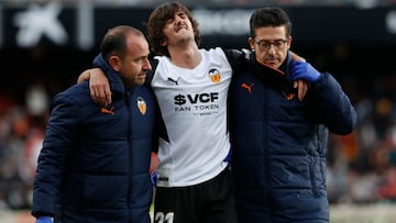 ¡Alerta Bryan Gil, se retira sin poder caminar!