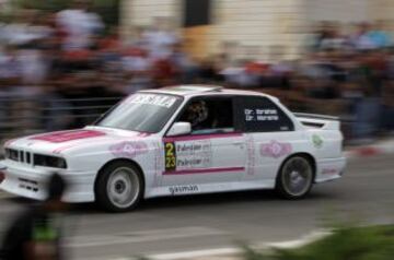 Carrera de coches en las calles de Palestina