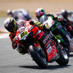 Bautista pasa examen a su mano