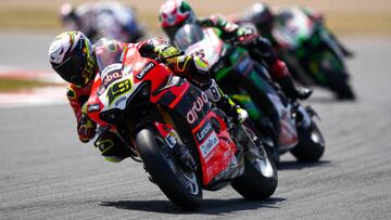 Álvaro Bautista pilota la Ducati de Superbike en Donington Park.