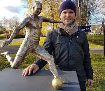 Magnus Carlsson, nieto de Henry Carlsson con la estatua que le han hecho en Falkpoping su ciudad natal.