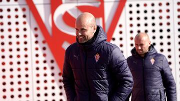 03/03/23 ENTRENAMIENTO SPORTING DE GIJON
RAMIREZ SONRIENTE JUNTO A UN ESCUDO DEL EQUIPO