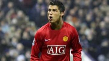 <strong>MÁS CERCA.</strong> Cristiano se ampara en el trato arbitral que recibe en Inglaterra para favorecer su marcha al Real Madrid.