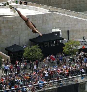 El clavadista colombiano Orlando Duque durante la ronda clasificatoria para la final de la prueba del 'Red Bull Cliff Diving 2015' de Bilbao.