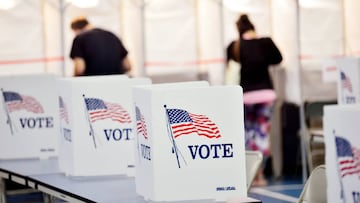 En esta foto del 8 de septiembre de 2020, las cabinas de votaci&oacute;n se mantienen socialmente distantes en el sitio de votaci&oacute;n de Chesterfield, N.H.