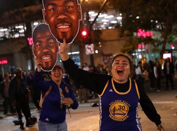 Aficionados con caretas de Kevin Durant.