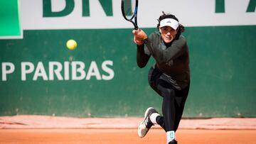 Garbi&ntilde;e Muguruza entrena en Roland Garros.