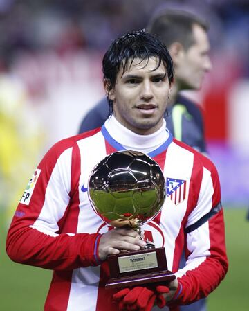 El delantero centro argentino ganó el Golden Boy 2007 en las filas del Atlético de Madrid. Tiene cuatro Premier League, una Copa de Inglaterra, una Europa League y una Supercopa de Europa entre otros títulos. 