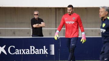 Roberto ,portero del Málaga durante un entrenamiento del equipo.