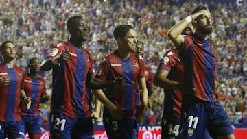 Los jugadores del Levante celebran un gol. 