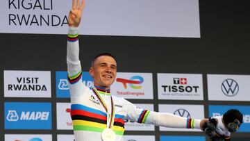 Evenepoel, en el podio de Kigali, con el maillot arcoíris de campeón del mundo.