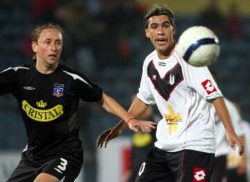 Paredes se inició y explotó con la camiseta de Santiago Morning. Jugó durante cuatro etapas en ese club.