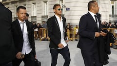 Neymar y su padre, junto a sus abogados, entrando en la Audiencia Nacional.