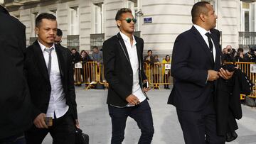 Neymar y su padre, junto a sus abogados, entrando en la Audiencia Nacional.