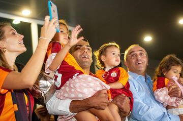 El colombiano llegó el domingo a Estambul y fue recibido por más de 20 mil hinchas en el aeropuerto. El 'Tigre' firmó este lunes su contrato por los próximos tres años con el club y ya luce la camiseta de su nuevo equipo.