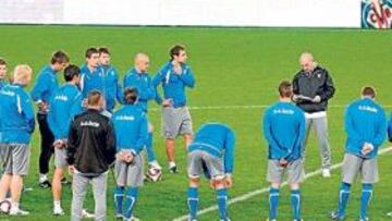 <b>EL LAZIO LLEGA CON 600 TIFOSI.</b> El conjunto italiano se ejercitó ayer en El Madrigal, un estadio en el que esta noche contará con el apoyo de 600 tifosi que viajarán a tierras castellonenses para animar a su equipo.