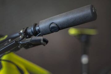 Botón que acciona la tija telescópica en la bicicleta de Nino Schurter.