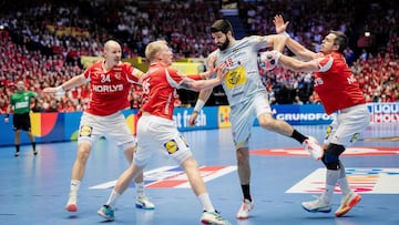 Imanol Garciandia rodeado por los defensores daneses.