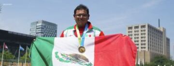 El abuelo luce la bandera de México