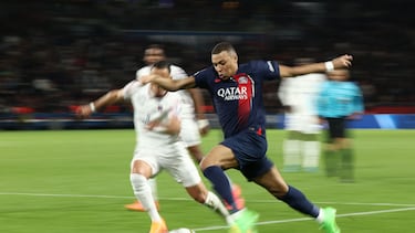 TOPSHOT - Paris Saint-Germain's French forward #07 Kylian Mbappe runs with the ball during the French L1 football match between Paris Saint-Germain (PSG) and Clermont Foot 63 at the Parc des Princes stadium in Paris on April 6, 2024. (Photo by FRANCK FIFE / AFP)