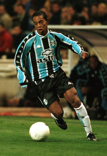 Tan sólo dos años después, en 1997, firmó su primer contrato profesional con el Gremio de Porto Alegre. Club con el que ganó el campeonato regional. 