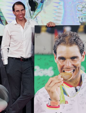 Rafa Nadal posa con una imagen suya obsequio del COE. 







