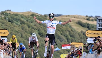 Tadej Pogacar celebra exultante su victoria en Le Markstein, meta de la 20ª y penúltima etapa del Tour de Francia, por delante de Felix Gall y Jonas Vingegaard.