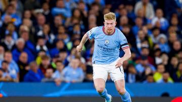 MANCHESTER, ENGLAND - SEPTEMBER 14: Kevin De Bruyne of Manchester City Controls the ball during the UEFA Champions League group G match between Manchester City and Borussia Dortmund at Etihad Stadium on September 14, 2022 in Manchester, United Kingdom. (Photo by Michael Bulder/NESImages/DeFodi Images via Getty Images)