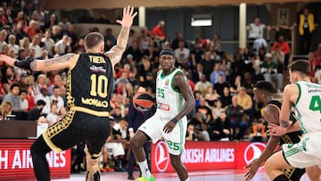 Panathinaikos Athens' US guard #25 Kendrick Nunn (C) during the Euroleague Basketball match between Monaco and Panathinaikos Aktor Athens, at the Gaston-Medecin arena in Monaco, on April 3, 2025.