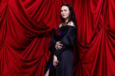 Artista suiza que combina pop contemporáneo con influencias electrónicas, presentando una canción que invita a un viaje emocional.