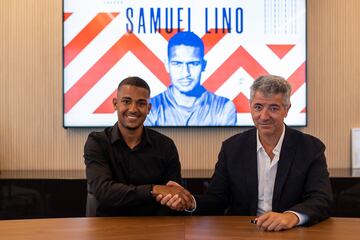 Lino junto a Miguel Ángel Gil Marín,propietario de la institución deportiva el Club Atletico de Madrid.
