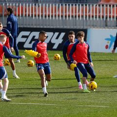 Simeone prueba con Riquelme y Lino como dueños de la banda zurda
