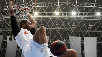 GRAF8610. SAN SEBASTIÁN, 26/05/2019.- El ala-pívot del Real Madrid Anthony Randolph (c) entra a canasta en el partido contra el Delteco GBC, correspondiente a la trigésimo cuarta y última jornada de Liga Endesa, disputada en la pista del Donostia Arena 2016, en San Sebastián. EFE/Javier Etxezarreta