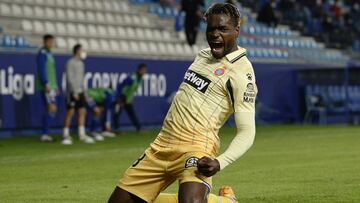 Dimata, del Espanyol, celebra uno de sus tantos.