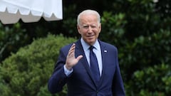 U.S. President Joe Biden waves as he walks to the Marine One helicopter to depart for a weekend visit to Camp David from the White House in Washington, U.S., July 16, 2021. REUTERS/Jonathan Ernst