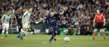 Karim Benzema anotó de penalti el único gol del Real Madrid en la derrota ante el Betis (2-1). El delantero francés transformó un penalti cometido por Sidnei. Karim llevaba un gol en sus últimos diez encuentros de Liga.