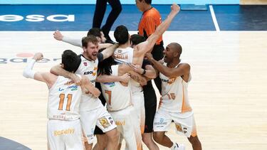 GRAFCVA6465. VALENCIA, 30/06/2020.- Los jugadores del Kirolbet Baskonia celebran su victoria en la final de la Liga Endesa al imponerse al Barça en el pabellón de la Fuente de San Luis de Valéncia. EFE/Manuel Bruque
